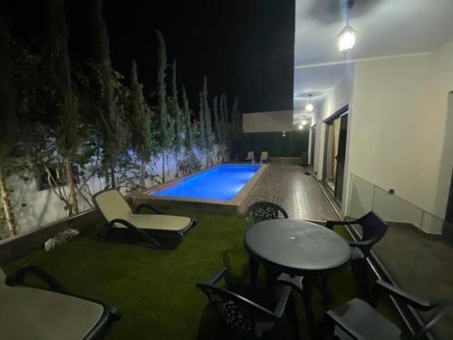 Bazén v ubytování VILLA AMALOU AVEC PISCINE FAMILLE UNIQUEMENt nebo v jeho okolí