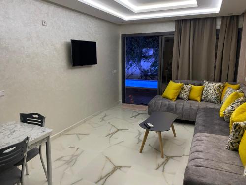 TV a/nebo společenská místnost v ubytování VILLA AMALOU AVEC PISCINE FAMILLE UNIQUEMENt