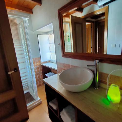 a bathroom with a bowl sink and a mirror at Eirixo in Valga