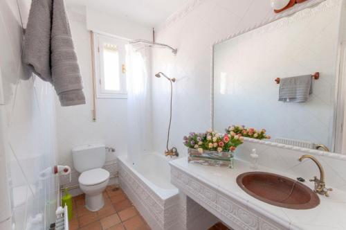 A bathroom at Casa Rural La Rosaleda de Pajares