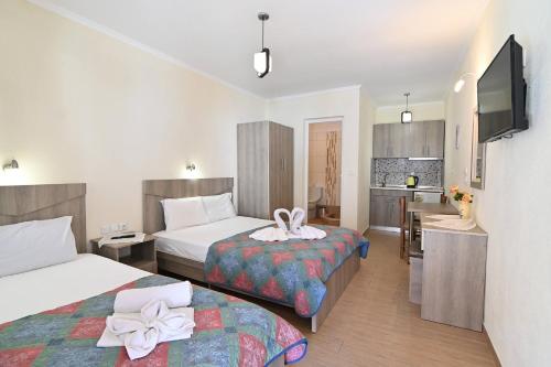 pokój hotelowy z 2 łóżkami i kuchnią w obiekcie villa panorama w mieście Asprovalta