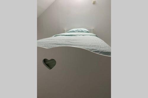 een kamer met een bed met een hart op de deur bij Au cœur de Bruxelles un superbe appartement . in Brussel
