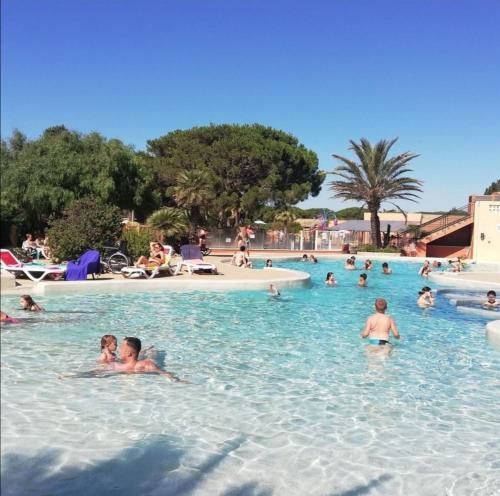 卡內的住宿－MOBIL HOME camping **** Canet en Roussillon，一群人在游泳池游泳