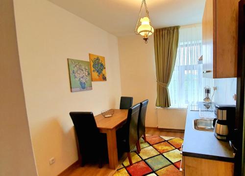 a kitchen with a table and chairs in a room at Zur Krone Aparthotel in Widdershausen