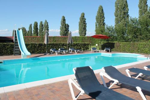 una piscina con 2 sillas y un tobogán en Hotel De La Ville, en Bereguardo