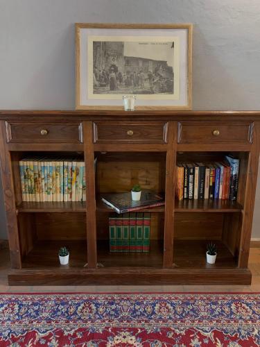 a wooden book shelf with books on it at Casa Vacanze La Villetta in Montefranco