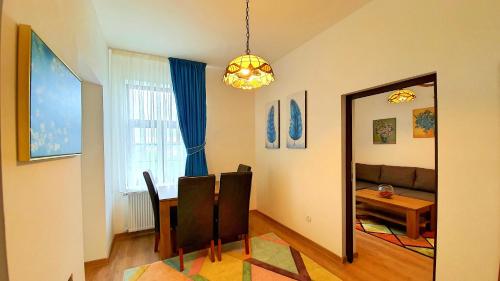 a dining room with a table and a mirror at Zur Krone Aparthotel in Widdershausen