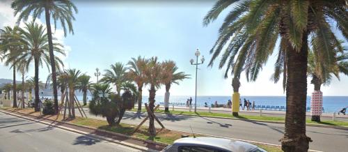 Promenade des Anglais à côté du Negresco