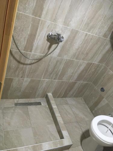 La salle de bains est pourvue d'une douche et de toilettes. dans l'établissement Sunny Haven, à Visoko