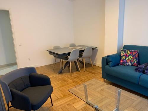 un salon avec un canapé, une table et des chaises dans l'établissement Promenade des Anglais à côté du Negresco, à Nice