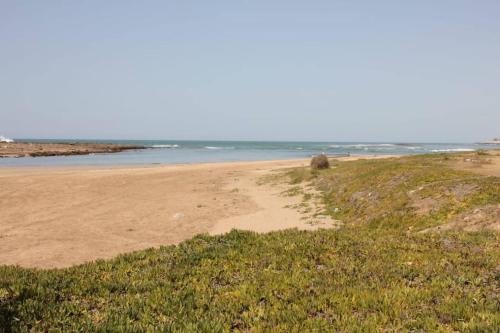 a sandy beach with the ocean in the background at Maison Etoile De Mer 2 in Skhirat