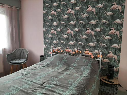 une chambre dotée d'un mur avec un flot de flamants roses dans l'établissement Fleur d'écume, à Berck-sur-Mer