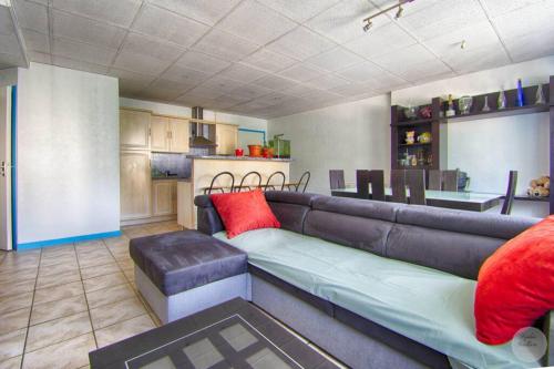 un salon avec un canapé et une cuisine dans l'établissement Annecy/Cran Gevrier : grand T2, à Annecy