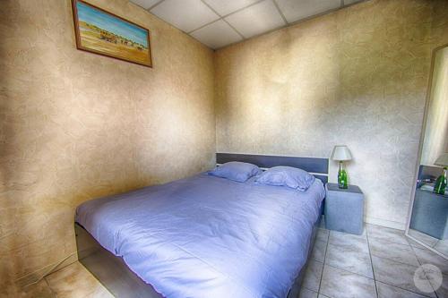 a bedroom with a large bed in the corner at Annecy/Cran Gevrier : grand T2 in Annecy