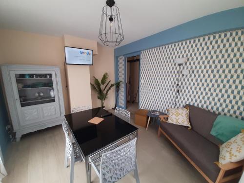 un salon avec un canapé et une table dans l'établissement Fleur d'écume, à Berck-sur-Mer