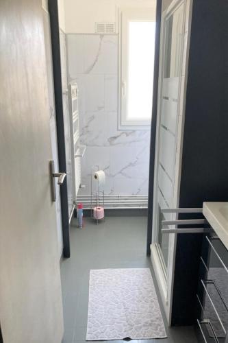 une salle de bain avec une douche à l'italienne et un lavabo dans l'établissement Fleur d'écume, à Berck-sur-Mer