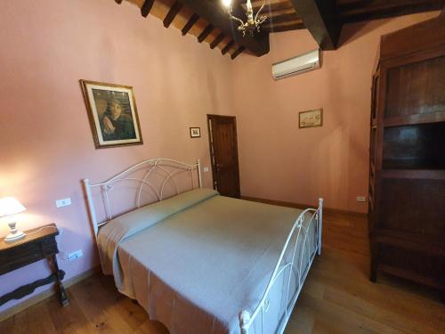 a bedroom with a bed in a room at Casa Giogo in Arezzo