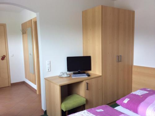 a bedroom with a desk with a computer on it at Zimmervermietung Babsy in Zell am See