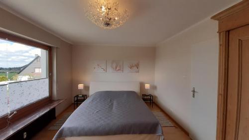 Een bed of bedden in een kamer bij Ferienwohnung Zum Heideblick