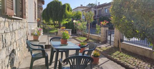 a patio with a table and chairs and plants at Maranzano 90 in Città della Pieve