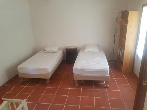 Cette chambre dispose de 2 lits jumeaux et de carrelage. dans l'établissement Mazet du ruisseau, aux Baux-de-Provence