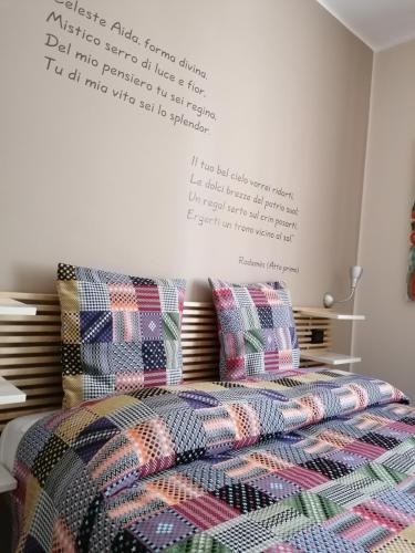 a bedroom with a bed with a quote on the wall at B&B Armonia in Verona