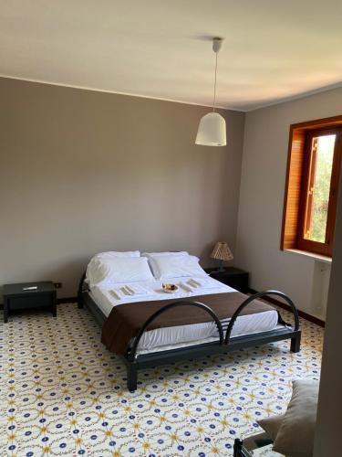 una camera con un letto di Villa Sara a Milazzo