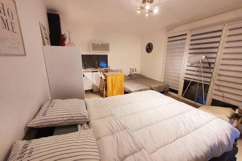 une chambre avec deux lits jumeaux dans une pièce dans l'établissement Riviera Sun Standing Studio, à Villeneuve-Loubet