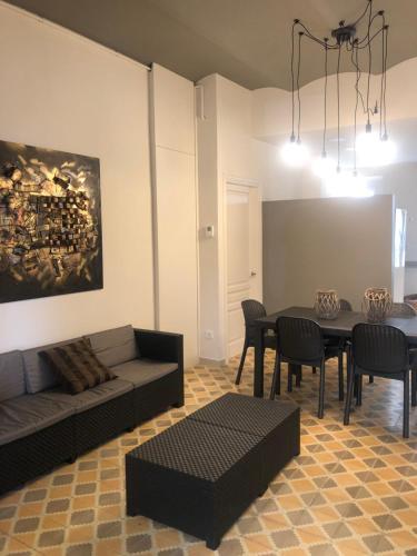 Hostal Sant Marti premium في Puig-reig: غرفة معيشة مع أريكة وطاولة
