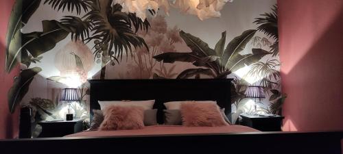una camera da letto con un letto con piante sul muro di Ferienwohnungen zum Zilles a Treis-Karden