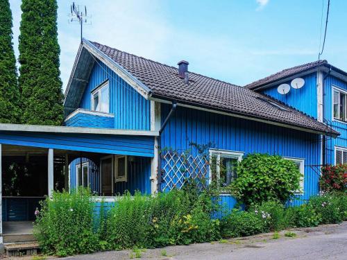 una casa azul con un azul en 6 person holiday home in MARIESTAD en Mariestad