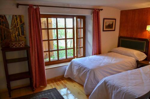 A bed or beds in a room at Casa del Río