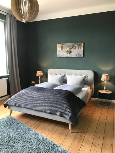 Un pat sau paturi într-o cameră la Villa Hanne mit Garten