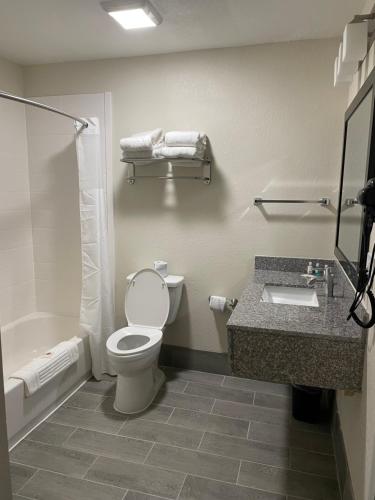 Ванная комната в Quality Inn & Suites Spring Lake - Fayetteville near Fort Bragg