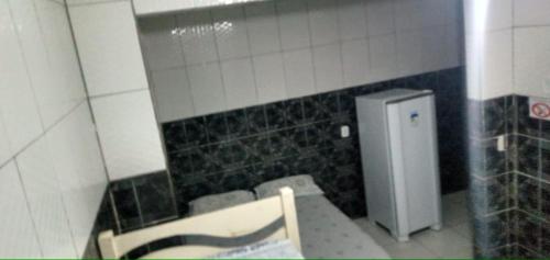 een badkamer met een stoel en een toilet in een kamer bij Pousada São Paulo Piranhas AL in Piranhas