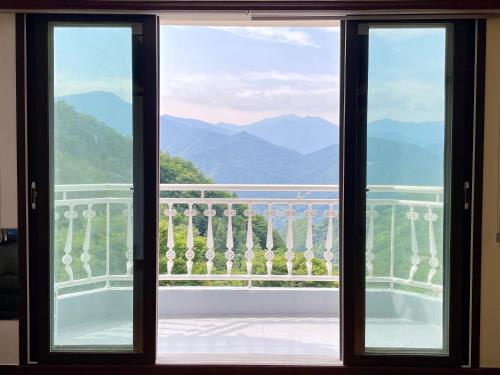 a window with a view of the mountains at Gurye Junsung Resort in Gurye