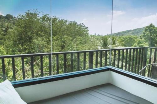 Un balcón o terraza en The Dearly Koh Tao Hostel-PADI 5 Star Dive Resort