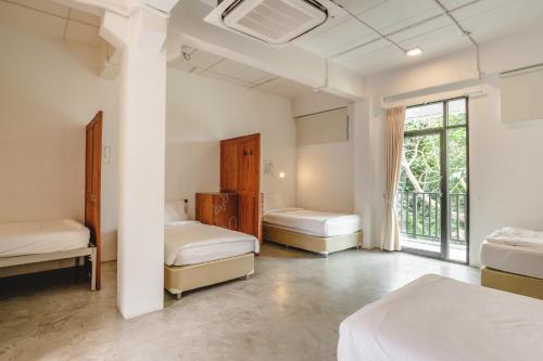 Una cama o camas en una habitación de The Dearly Koh Tao Hostel-PADI 5 Star Dive Resort