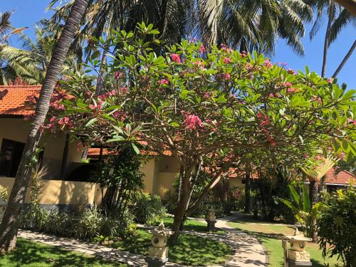 Jardín al aire libre en Teluk Karang Dive & Spa Resort