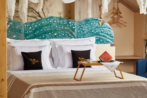 Postel nebo postele na pokoji v ubytování Abeille Maison Glamping Resort Zlatni Rat -Adults Only