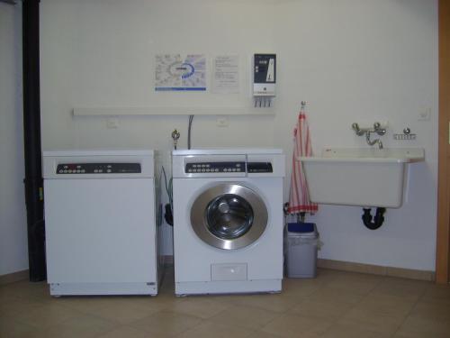a washing machine and a sink in a bathroom at Lorli in Bettmeralp
