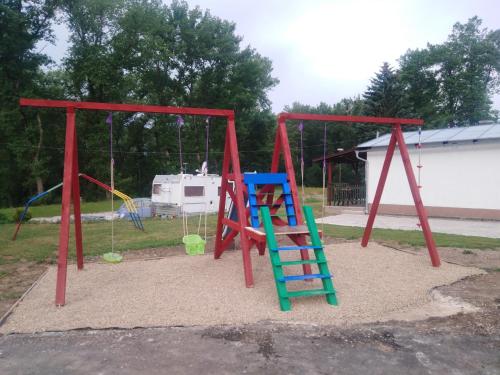 Herní místnost nebo prostor pro děti v ubytování Family Bungalows & Camp
