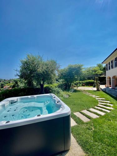 a hot tub in the yard of a house at Agriturismo L’Orto di Muma in Gorleri