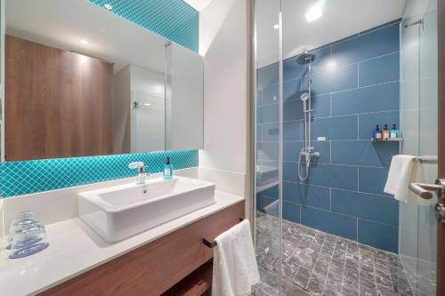 Um banheiro em Holiday Inn Express - Harbin Songbei New District, an IHG Hotel