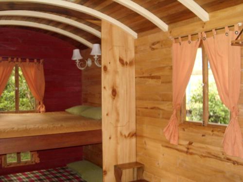 Postel nebo postele na pokoji v ubytování Hosteria La Roulotte - Mindo