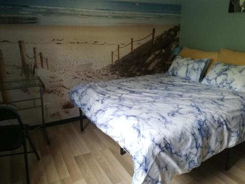 a bedroom with a bed and a wall at Chez Fanny Chambres d'hôtes in Fos-sur-Mer