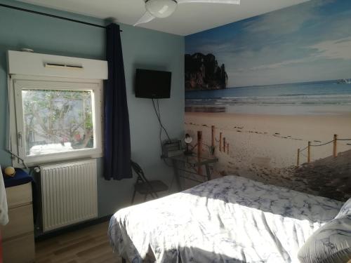 a bedroom with a bed and a painting of a beach at Chez Fanny Chambres d'hôtes in Fos-sur-Mer