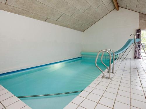 una piscina con un tobogán en una habitación en 14 person holiday home in Vejers Strand, en Vejers Strand