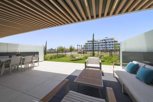 Un balcón o terraza de Espectacular bajo con jardín en 1ª línea de playa