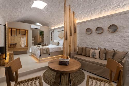 salon z łóżkiem i kanapą w obiekcie Kaminos Boutique Hotel w mieście Simi